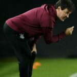 Fernando Diniz elogia postura do Corinthians após empate decisivo na Libertadores