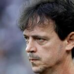Fernando Diniz permanece no comando do Corinthians após apoio do elenco