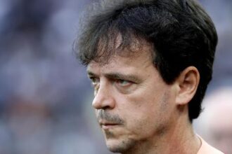 Fernando Diniz permanece no comando do Corinthians após apoio do elenco