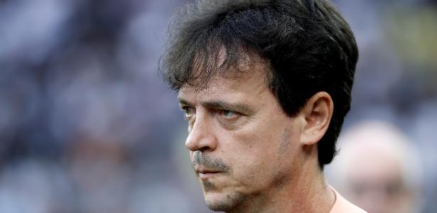 Fernando Diniz permanece no comando do Corinthians após apoio do elenco