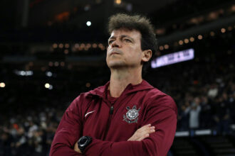 Fernando Diniz segue no comando do Corinthians até o confronto contra o Fluminense