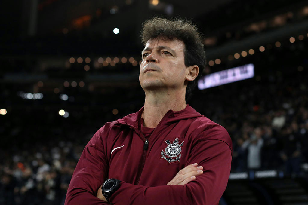 Fernando Diniz segue no comando do Corinthians até o confronto contra o Fluminense