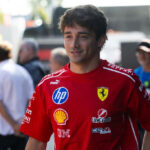 Ferrari aposta em visual preto para Charles Leclerc no GP de Singapura