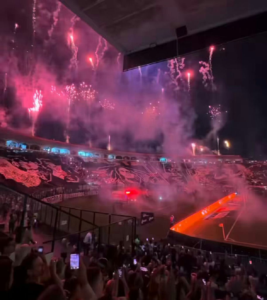 Festa da torcida do Vasco em São Januário marca duelo contra o Coritiba