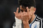 Flaco López celebra primeiro gol pela Argentina em amistoso contra a Bolívia