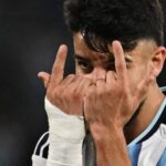 Flaco López celebra primeiro gol pela Argentina em amistoso contra a Bolívia