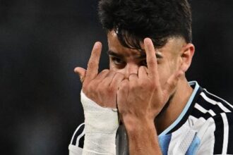 Flaco López celebra primeiro gol pela Argentina em amistoso contra a Bolívia