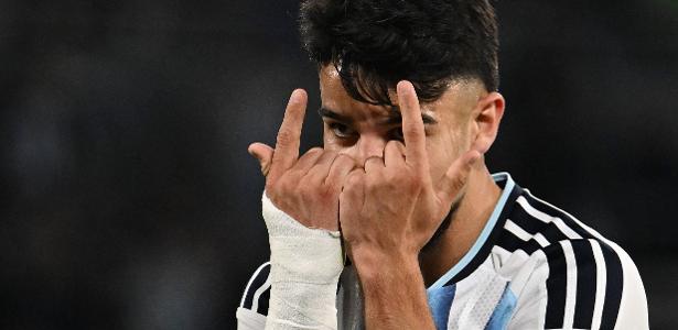 Flaco López celebra primeiro gol pela Argentina em amistoso contra a Bolívia