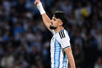 Flaco López marca primeiro gol pela Argentina após erro na escalação