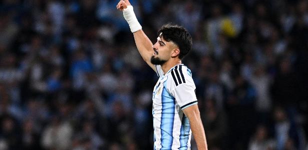 Flaco López marca primeiro gol pela Argentina após erro na escalação