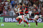 Flamengo e Corinthians medem forças em duelo decisivo no gramado