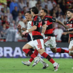 Flamengo e Corinthians medem forças em duelo decisivo no gramado