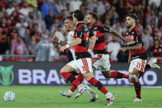 Flamengo e Corinthians medem forças em duelo decisivo no gramado
