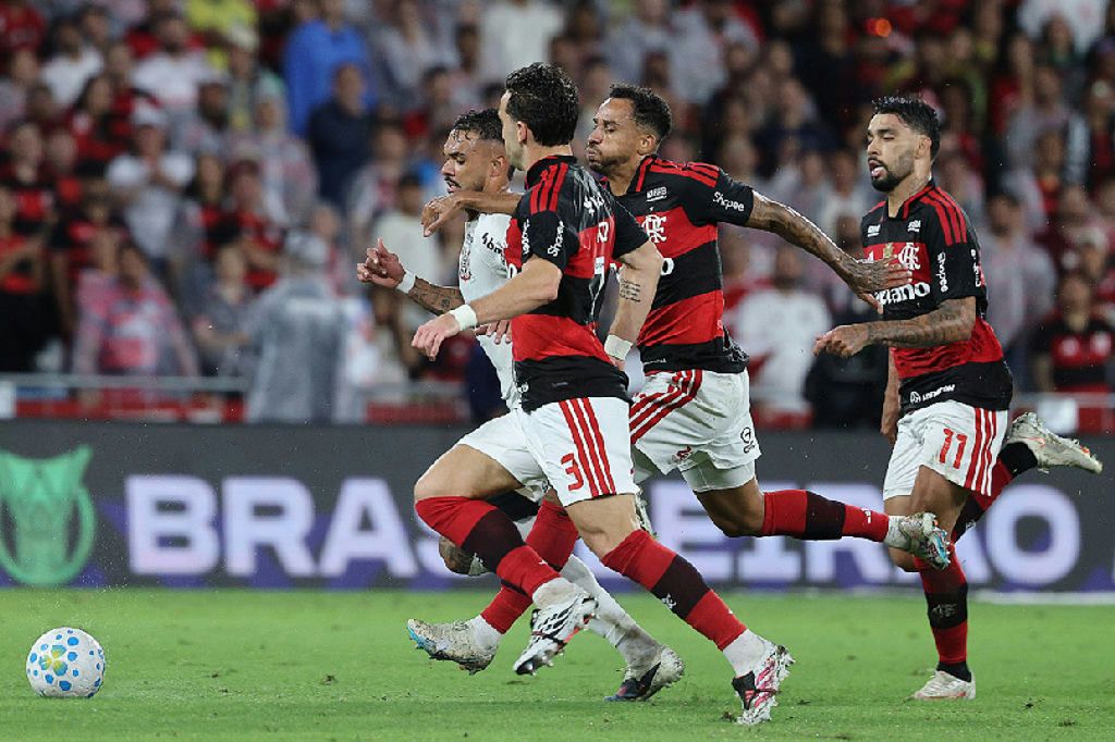 Flamengo e Corinthians medem forças em duelo decisivo no gramado