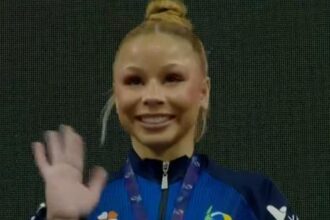 Flávia Saraiva conquista medalha de ouro nas barras assimétricas na Hungria