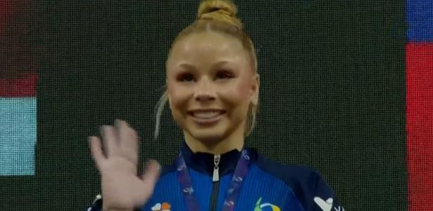 Flávia Saraiva conquista medalha de ouro nas barras assimétricas na Hungria