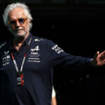 Flavio Briatore contesta integridade de juiz da FIA após perda de pódio da Alpine