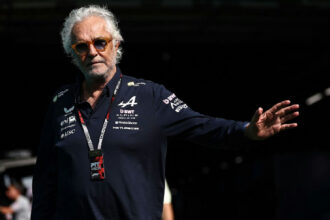 Flavio Briatore contesta integridade de juiz da FIA após perda de pódio da Alpine