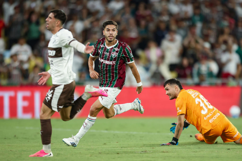 Fluminense domina o Platense e vai ao intervalo com vantagem de dois gols