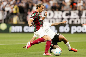 Fluminense supera Corinthians em confronto de futebol intenso e garante vitória