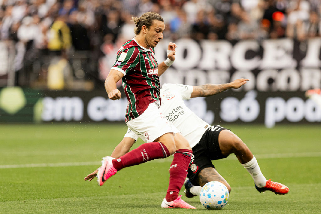 Fluminense supera Corinthians em confronto de futebol intenso e garante vitória