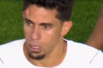 Gabriel Paulista sofre lesão visível em disputa aérea contra o Estudiantes