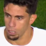 Gabriel Paulista sofre lesão visível em disputa aérea contra o Estudiantes