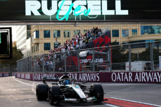 George Russell resiste a Max Verstappen e conquista vitória estratégica em Baku