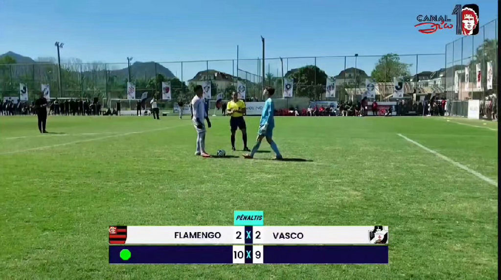 Goleiro do Vasco brilha com cobrança decisiva em disputa de pênaltis