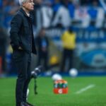 Grêmio demite Luís Castro e enfrenta crise na reta final da temporada