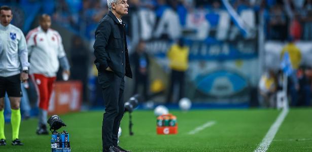 Grêmio demite Luís Castro e enfrenta crise na reta final da temporada