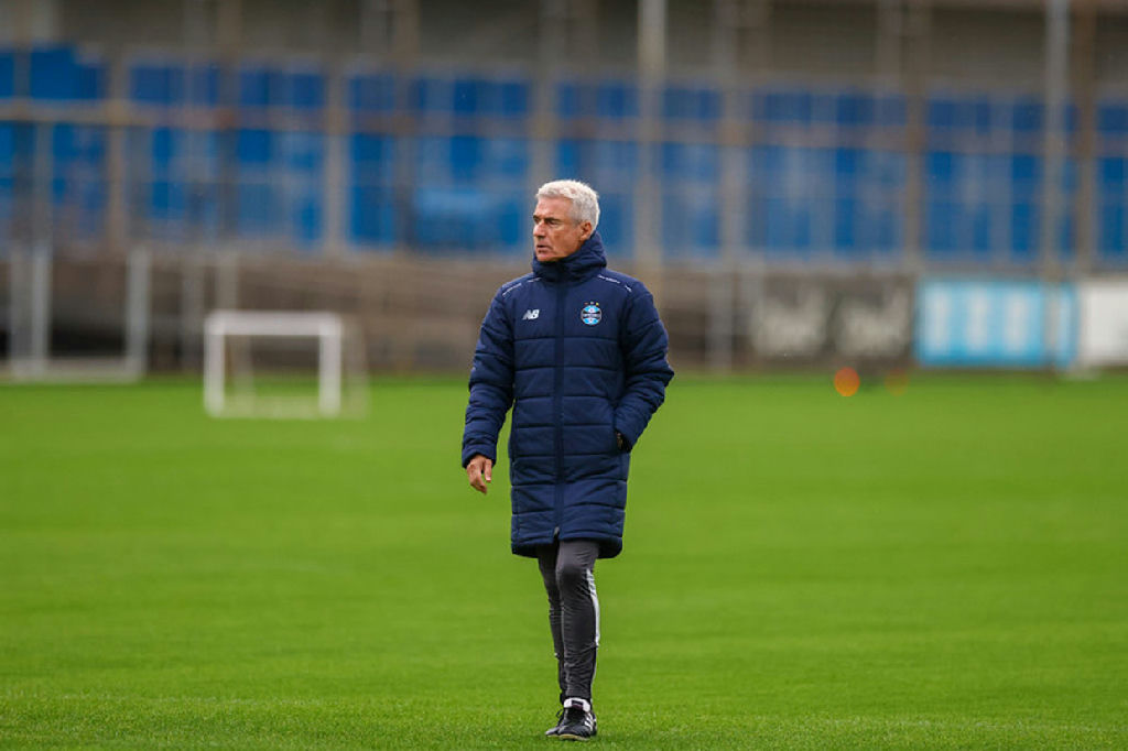 Grêmio oficializa o desligamento do técnico Luís Castro após derrota no Brasileirão