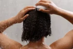 Guia prático para lavar o cabelo corretamente e manter a saúde dos fios