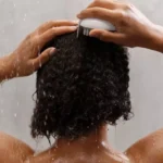 Guia prático para lavar o cabelo corretamente e manter a saúde dos fios