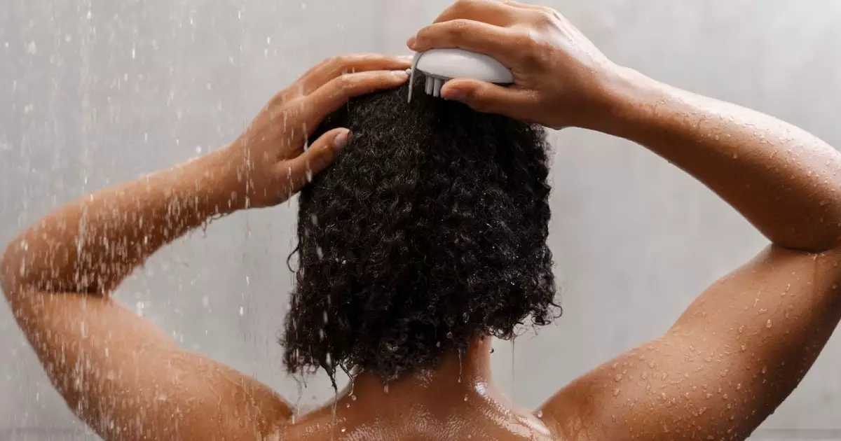 Guia prático para lavar o cabelo corretamente e manter a saúde dos fios