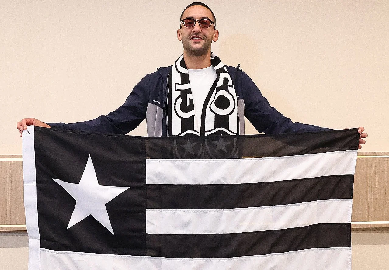 Hakim Ziyech chega ao Rio de Janeiro para oficializar contrato com o Botafogo