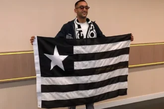 Hakim Ziyech desembarca no Rio de Janeiro e recebe recepção calorosa da torcida do Botafogo