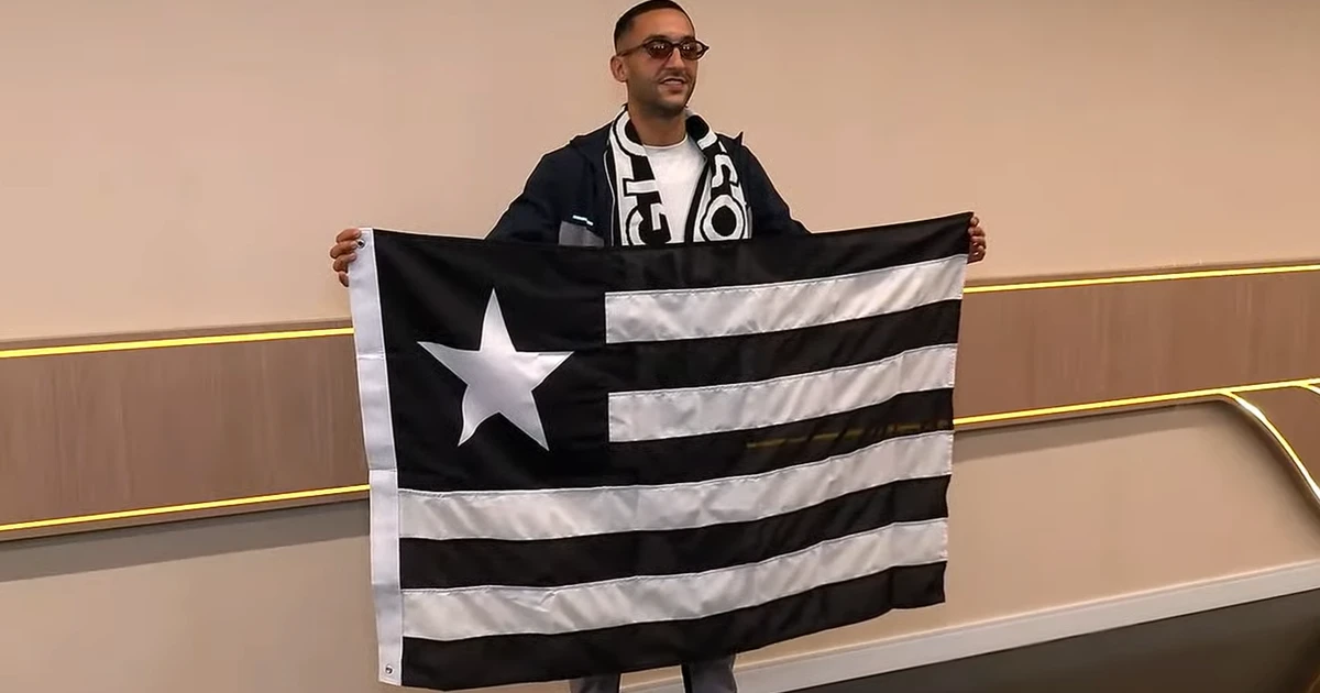 Hakim Ziyech desembarca no Rio de Janeiro e recebe recepção calorosa da torcida do Botafogo