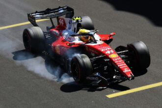 Hamilton bate no treino livre em Madri e ignora ordens da Ferrari
