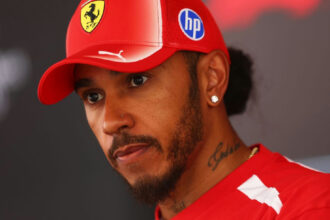 Hamilton descarta pedido de prioridade na Ferrari e foca em trabalho coletivo