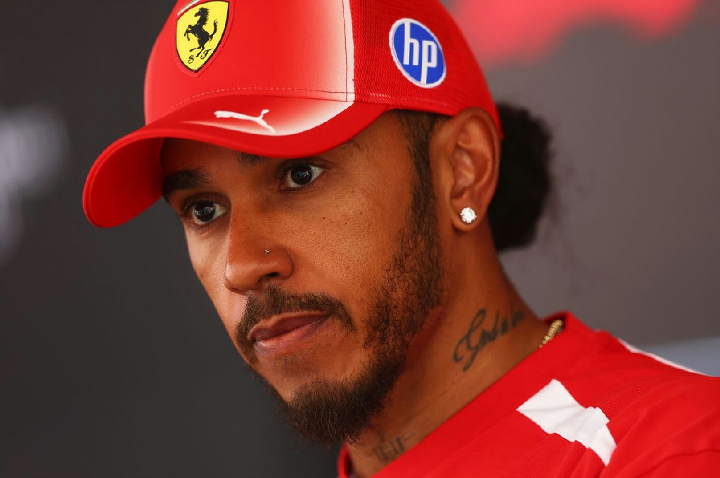 Hamilton descarta pedido de prioridade na Ferrari e foca em trabalho coletivo