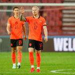 Holanda conquista primeira vitória sob comando de Xavi contra a Sérvia