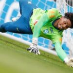Hugo Souza analisa gol sofrido pela seleção e rebate críticas sobre atuação