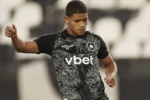 Huguinho ganha destaque no Botafogo sob comando de Rodrigo Bellão