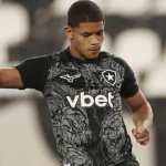 Huguinho ganha destaque no Botafogo sob comando de Rodrigo Bellão