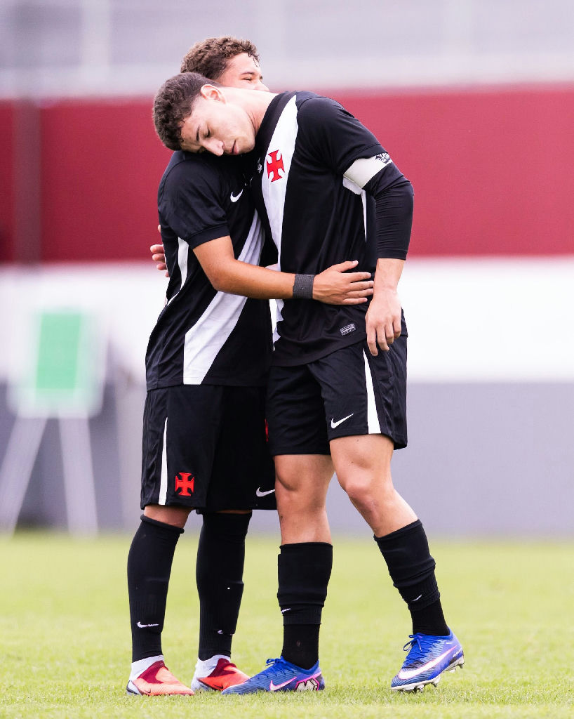 Irmãos Bruno e Matheus Lopes celebram parceria em campo pelo sub-20 do Vasco