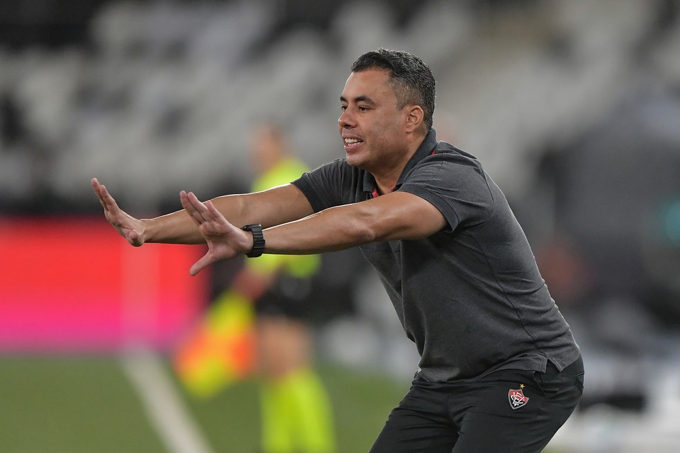 Jair Ventura coloca cargo à disposição no Vitória após eliminação na Copa do Brasil