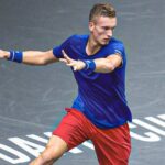 Jiri Lehecka supera Ben Shelton e mantém República Tcheca viva na Copa Davis