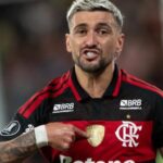 Jogadores do Flamengo criticam estado do gramado do Maracanã após classificação