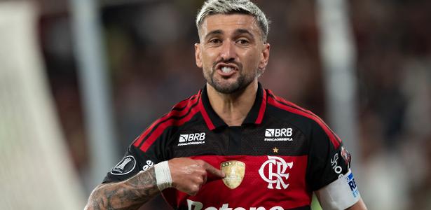 Jogadores do Flamengo criticam estado do gramado do Maracanã após classificação